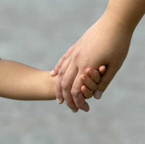 親子が手を繋いでいる写真