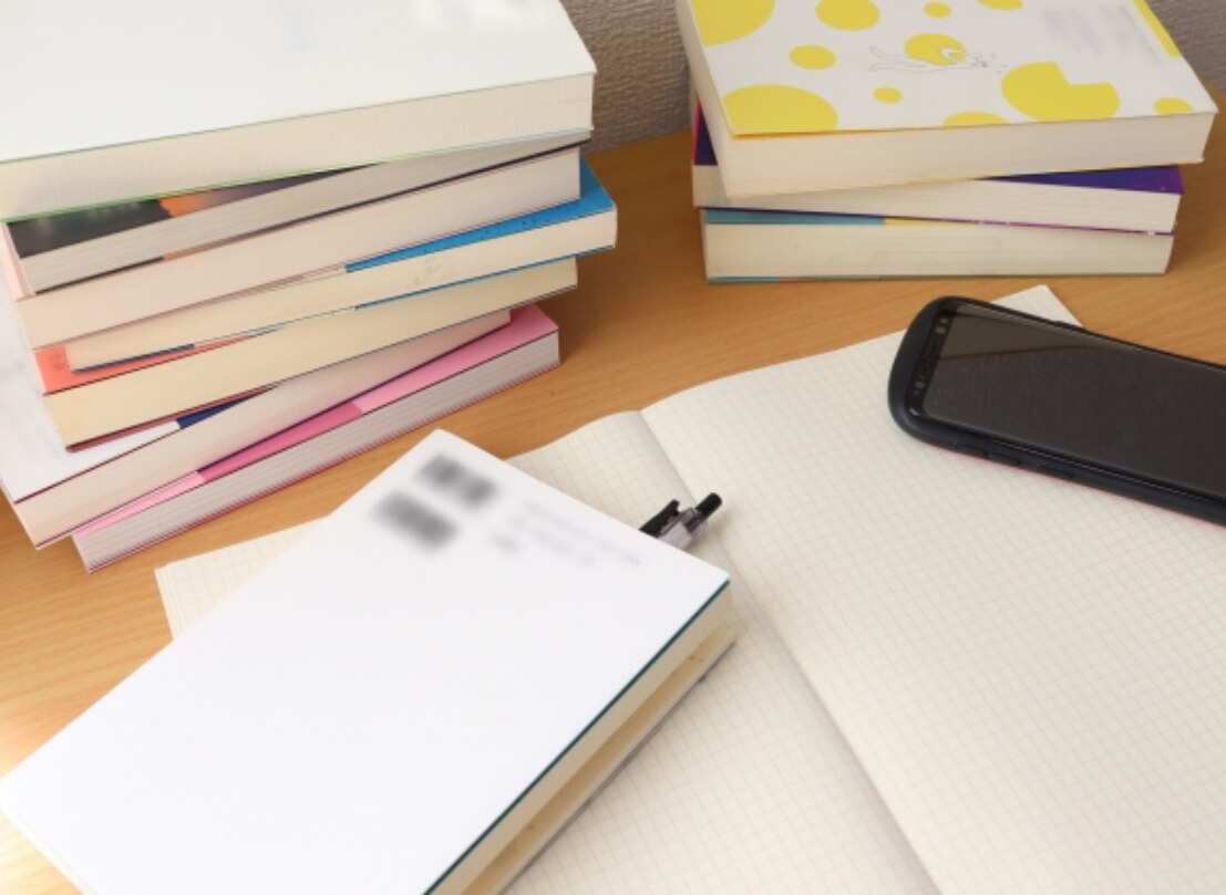 本が積まれている様子の写真