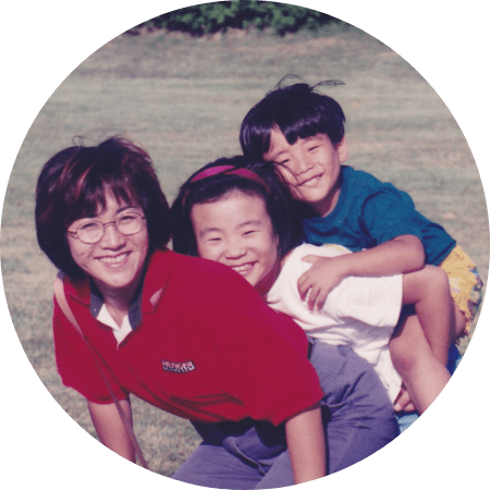 宮原恵津子が子どもたちをおんぶしている写真