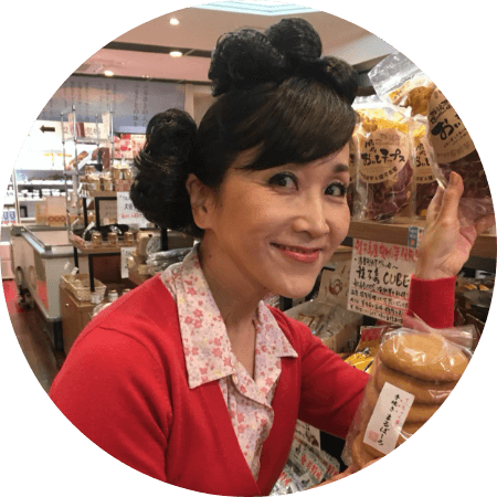 宮原恵津子がサザエさんのかっこうをしている写真